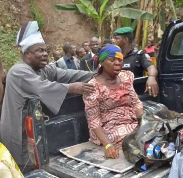 See the Moment Gov. Amosun Helped Rescued Accident Victims on the Road This Morning (Photos)